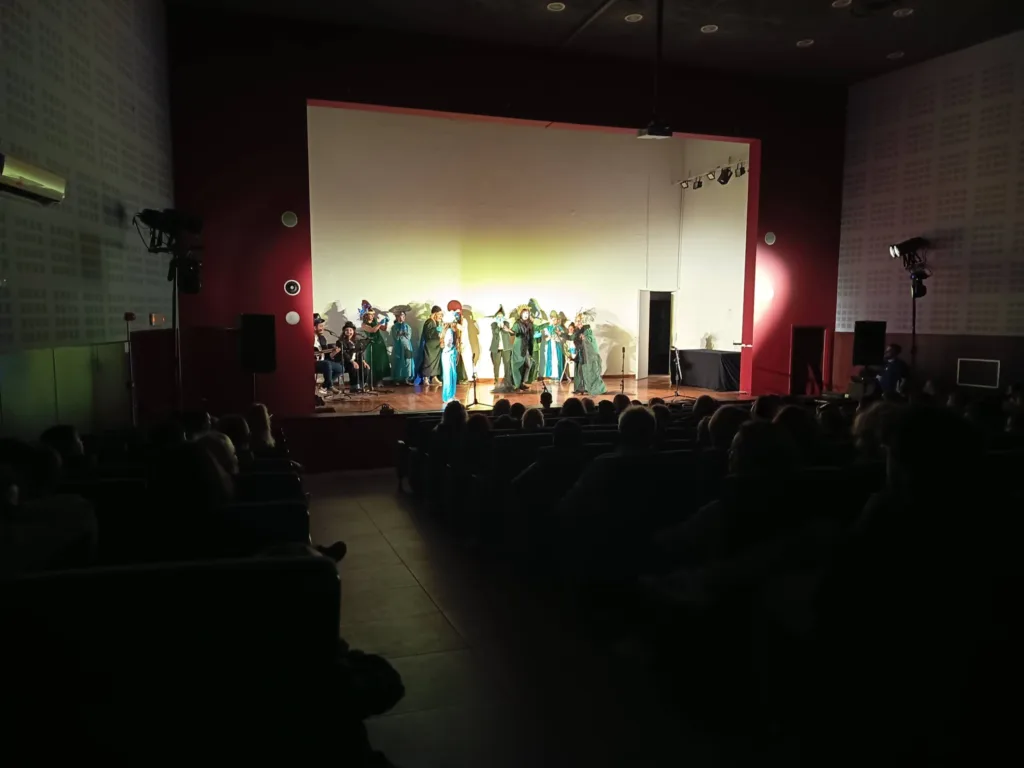 Η παράσταση της ΟΙΚΙΠΑ «Σε τρελό πανικό! Δένδρα - Ψάρια χτυπούν συναγερμό!» ΦΩΤΟ