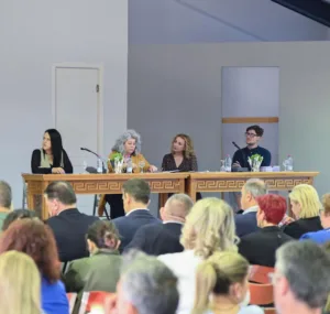 Η ημερίδα «Σχέσεις online: Διατηρώντας τα παιδιά συνδεδεμένα με τη ζωή» στην Κάτω Αχαΐα ΦΩΤΟ