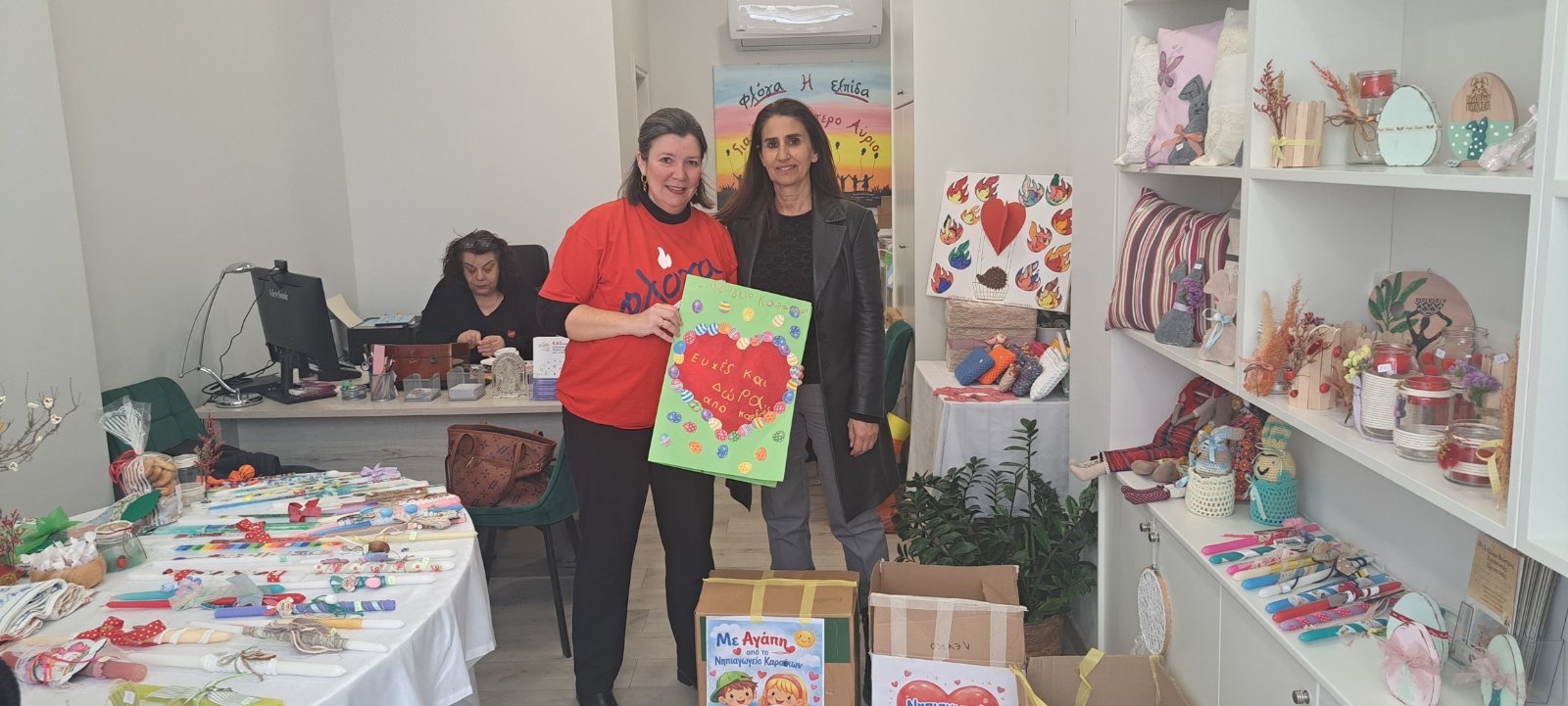 Στήριξη και προσφορά στο πασχαλινό παζάρι της Φλόγας στην Πάτρα ΦΩΤΟ