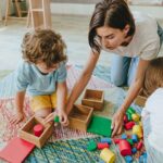 Νταντάδες της Γειτονιάς: Πότε ξεκινούν οι αιτήσεις – Όλα τα κριτήρια για το επίδομα έως 500€