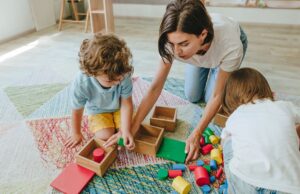 Νταντάδες της Γειτονιάς: Πότε ξεκινούν οι αιτήσεις – Όλα τα κριτήρια για το επίδομα έως 500€