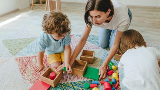 Νταντάδες της Γειτονιάς: Πότε ξεκινούν οι αιτήσεις – Όλα τα κριτήρια για το επίδομα έως 500€