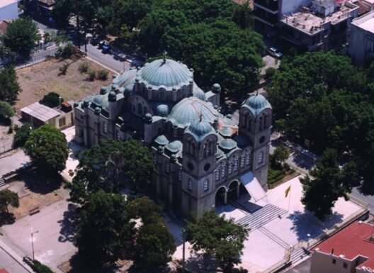 Πάτρα: Σάλος για το «κόψιμο» της...«Μουριάς του Παυσανία»