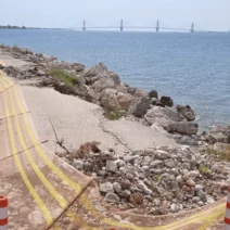 Αραχωβίτικα: Χάνεται ο δρόμος από τη θάλασσα ΦΩΤΟ