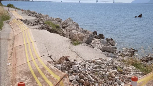 Αραχωβίτικα: Χάνεται ο δρόμος από τη θάλασσα ΦΩΤΟ