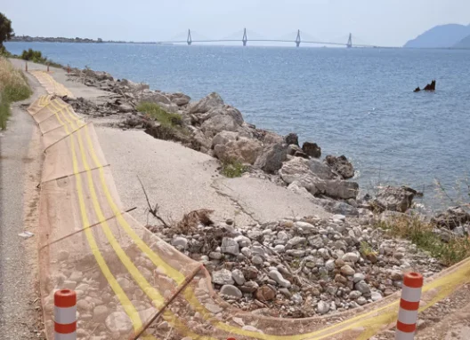 Αραχωβίτικα: Χάνεται ο δρόμος από τη θάλασσα ΦΩΤΟ