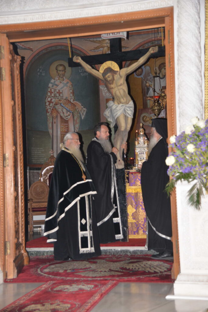 Πλήθη πιστών προσκύνησαν τον Εσταυρωμένο στην Πάτρα ΦΩΤΟ