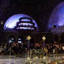 Πλήθη πιστών προσκύνησαν τον Εσταυρωμένο στην Πάτρα ΦΩΤΟ