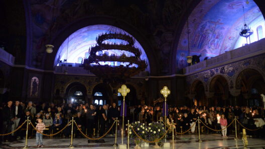 Πλήθη πιστών προσκύνησαν τον Εσταυρωμένο στην Πάτρα ΦΩΤΟ