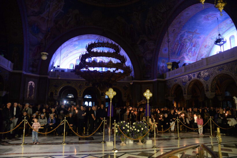 Πλήθη πιστών προσκύνησαν τον Εσταυρωμένο στην Πάτρα ΦΩΤΟ