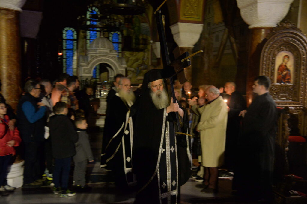 Πλήθη πιστών προσκύνησαν τον Εσταυρωμένο στην Πάτρα ΦΩΤΟ