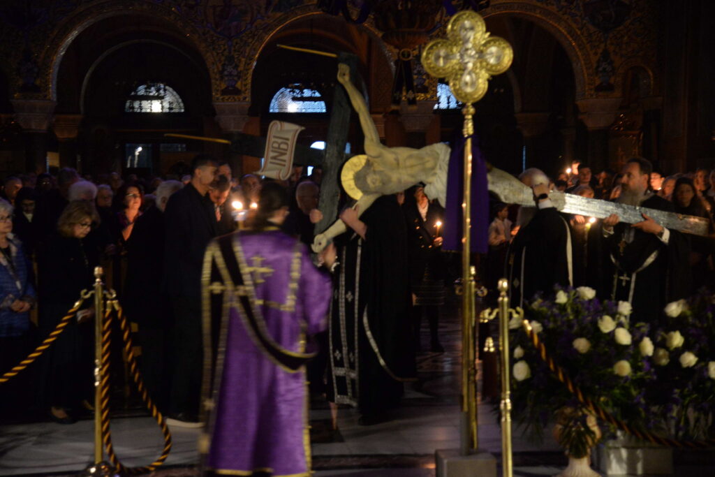 Πλήθη πιστών προσκύνησαν τον Εσταυρωμένο στην Πάτρα ΦΩΤΟ