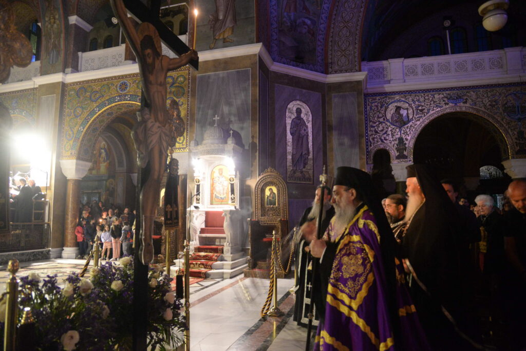 Πλήθη πιστών προσκύνησαν τον Εσταυρωμένο στην Πάτρα ΦΩΤΟ