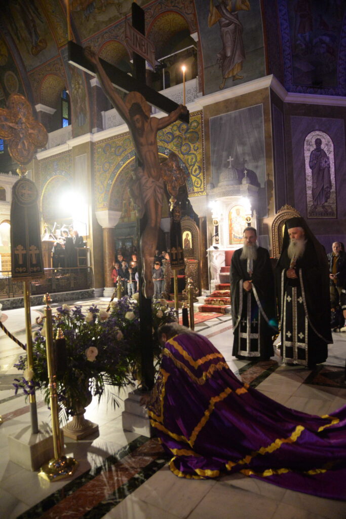 Πλήθη πιστών προσκύνησαν τον Εσταυρωμένο στην Πάτρα ΦΩΤΟ
