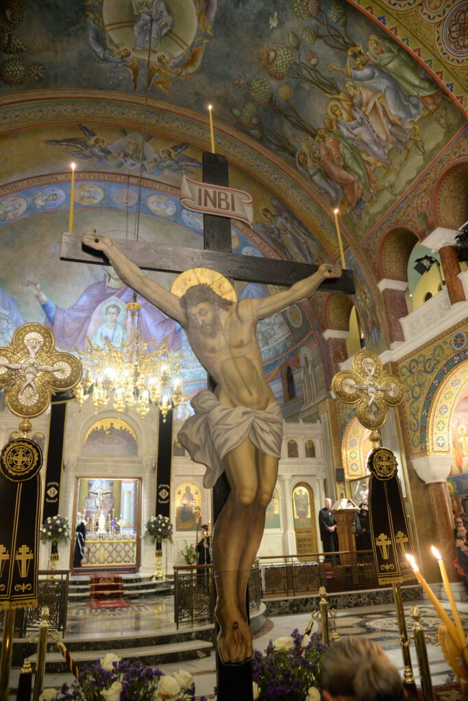 Πλήθη πιστών προσκύνησαν τον Εσταυρωμένο στην Πάτρα ΦΩΤΟ