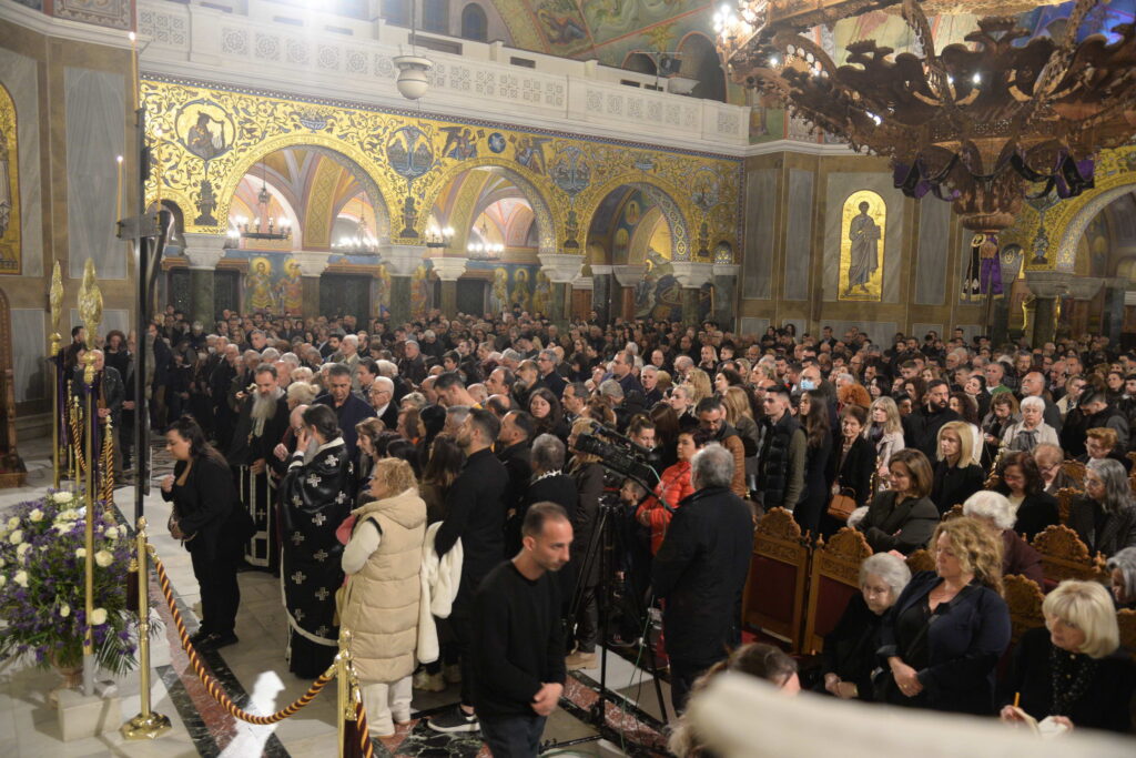 Πλήθη πιστών προσκύνησαν τον Εσταυρωμένο στην Πάτρα ΦΩΤΟ