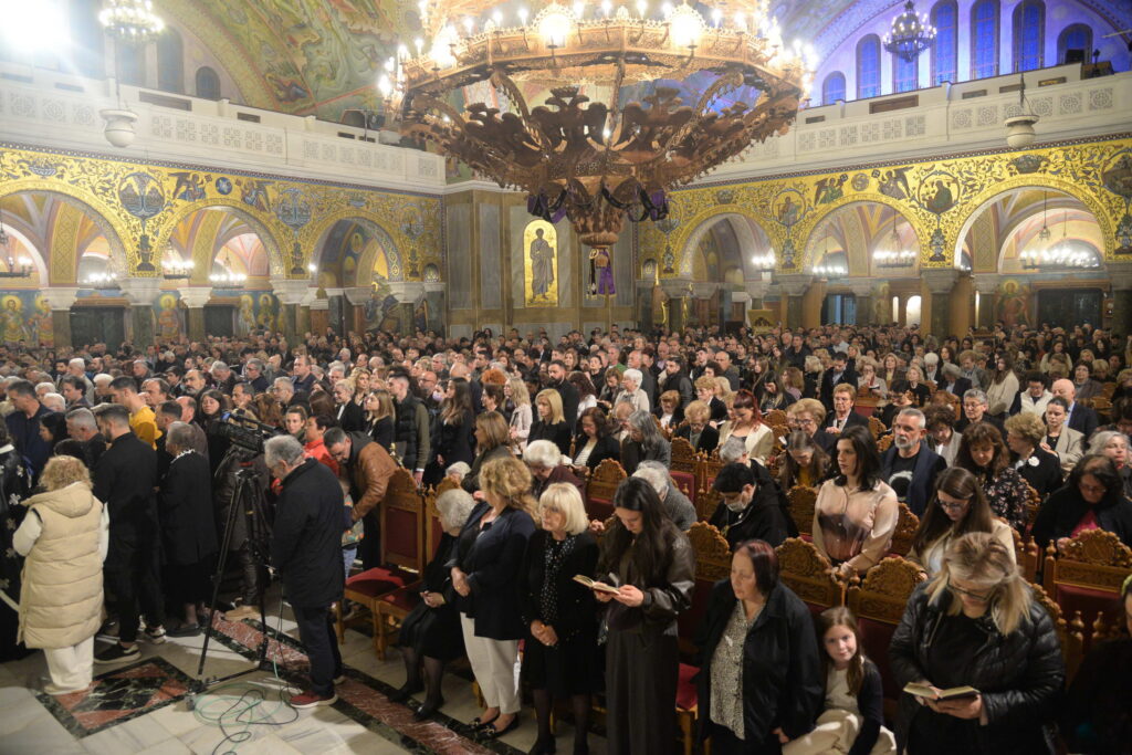 Πλήθη πιστών προσκύνησαν τον Εσταυρωμένο στην Πάτρα ΦΩΤΟ