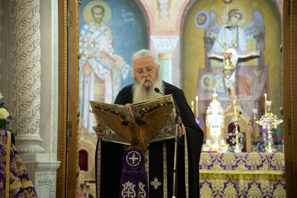 Πλήθη πιστών προσκύνησαν τον Εσταυρωμένο στην Πάτρα ΦΩΤΟ