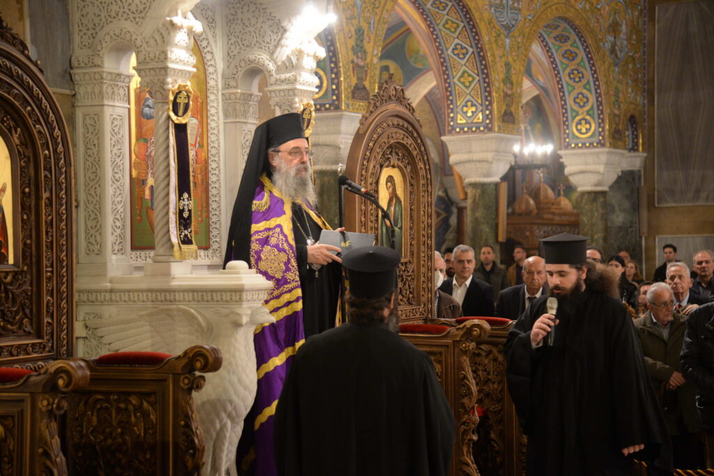 Πλήθη πιστών προσκύνησαν τον Εσταυρωμένο στην Πάτρα ΦΩΤΟ