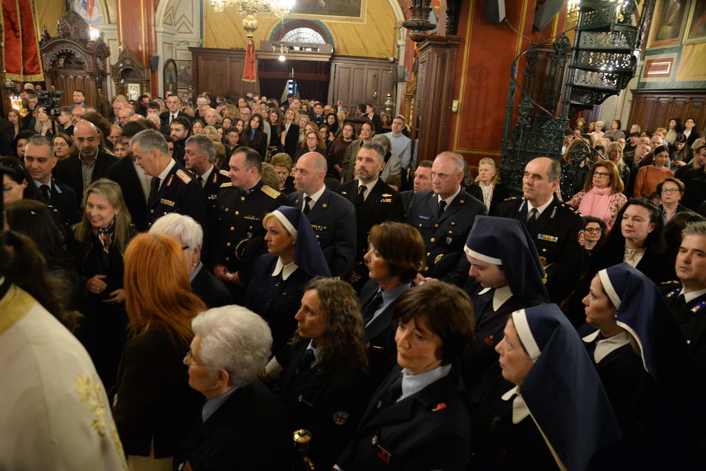 Η επίσημη Περιφορὰ του Επιταφίου από την Ιερά Μητρόπολη Πατρών ΦΩΤΟ