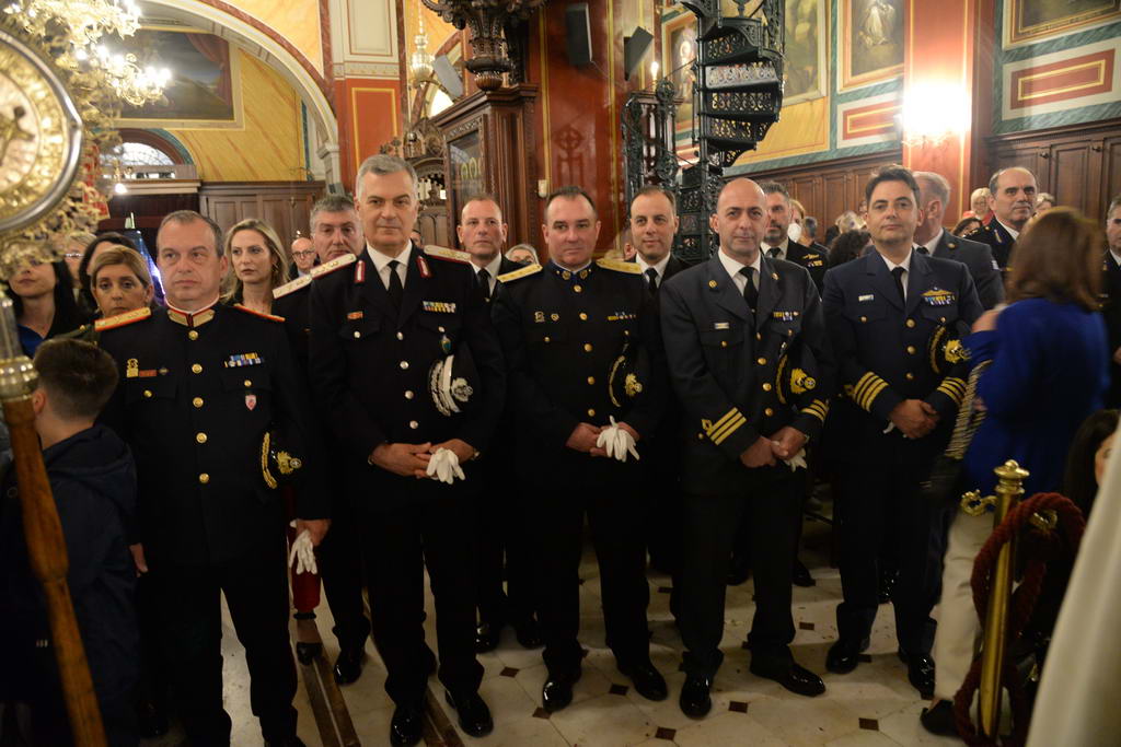 Η επίσημη Περιφορὰ του Επιταφίου από την Ιερά Μητρόπολη Πατρών ΦΩΤΟ