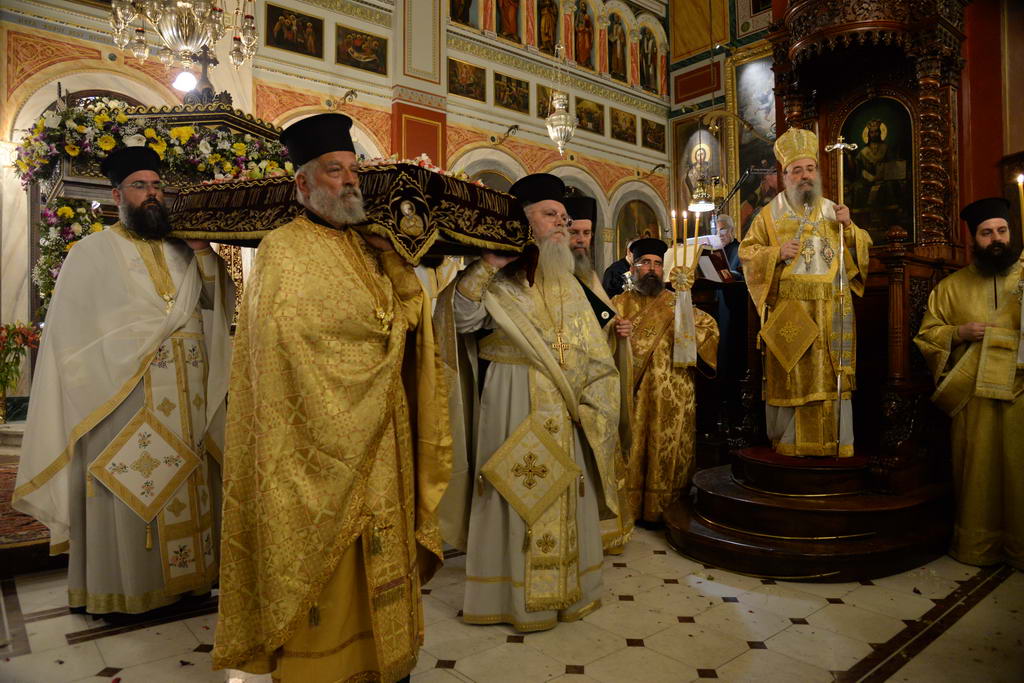 Η επίσημη Περιφορὰ του Επιταφίου από την Ιερά Μητρόπολη Πατρών ΦΩΤΟ
