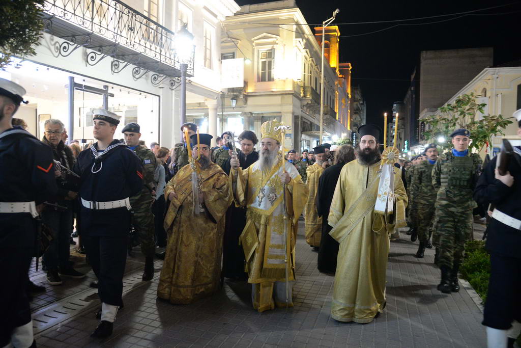 Η επίσημη Περιφορὰ του Επιταφίου από την Ιερά Μητρόπολη Πατρών ΦΩΤΟ