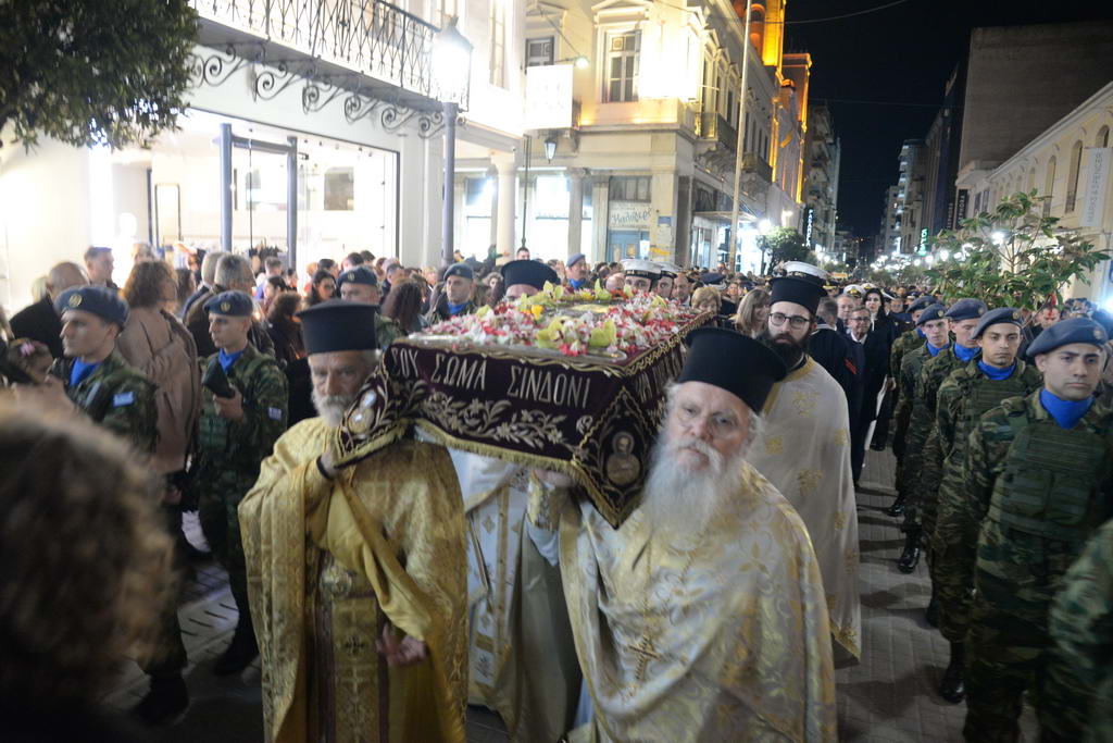 Η επίσημη Περιφορὰ του Επιταφίου από την Ιερά Μητρόπολη Πατρών ΦΩΤΟ