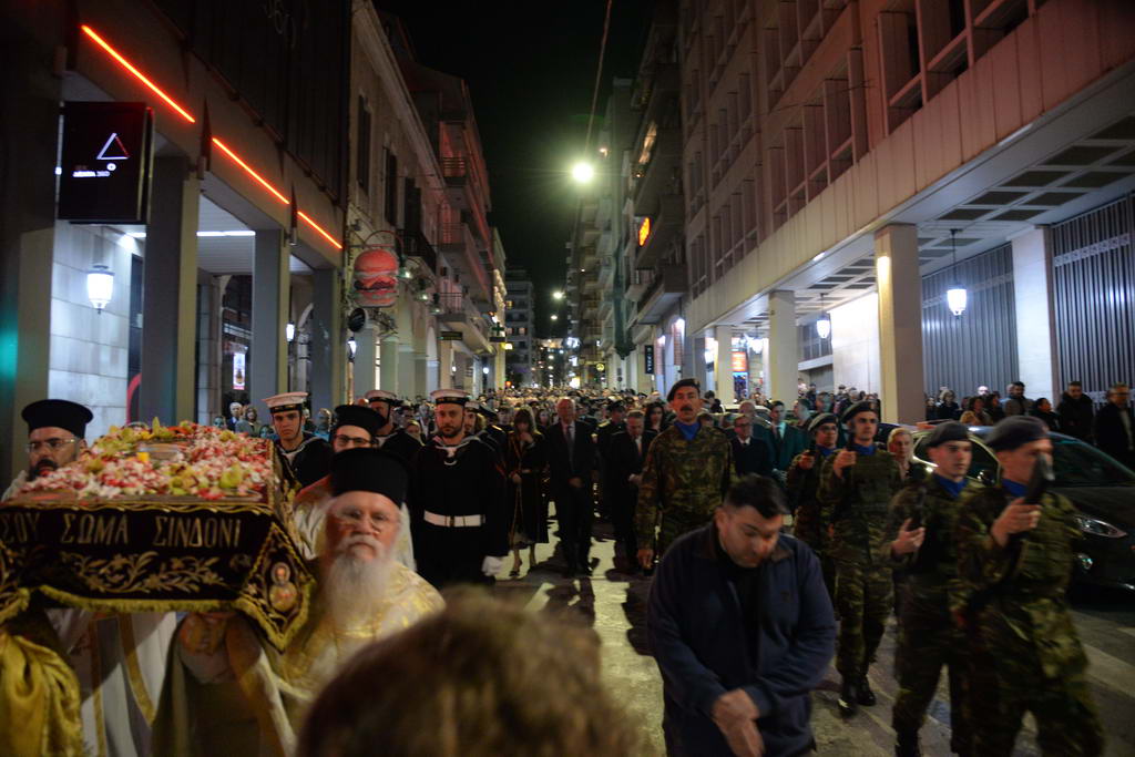 Η επίσημη Περιφορὰ του Επιταφίου από την Ιερά Μητρόπολη Πατρών ΦΩΤΟ