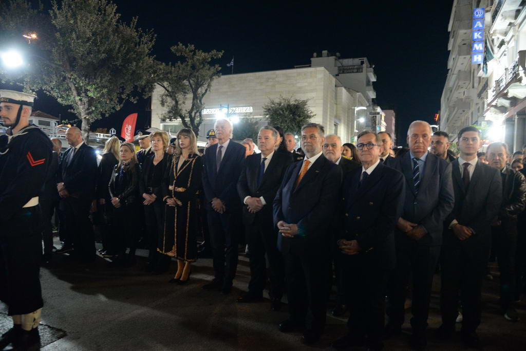 Η επίσημη Περιφορὰ του Επιταφίου από την Ιερά Μητρόπολη Πατρών ΦΩΤΟ