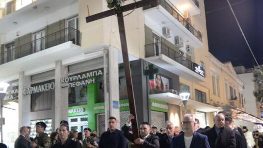 Η επίσημη Περιφορὰ του Επιταφίου από την Ιερά Μητρόπολη Πατρών ΦΩΤΟ