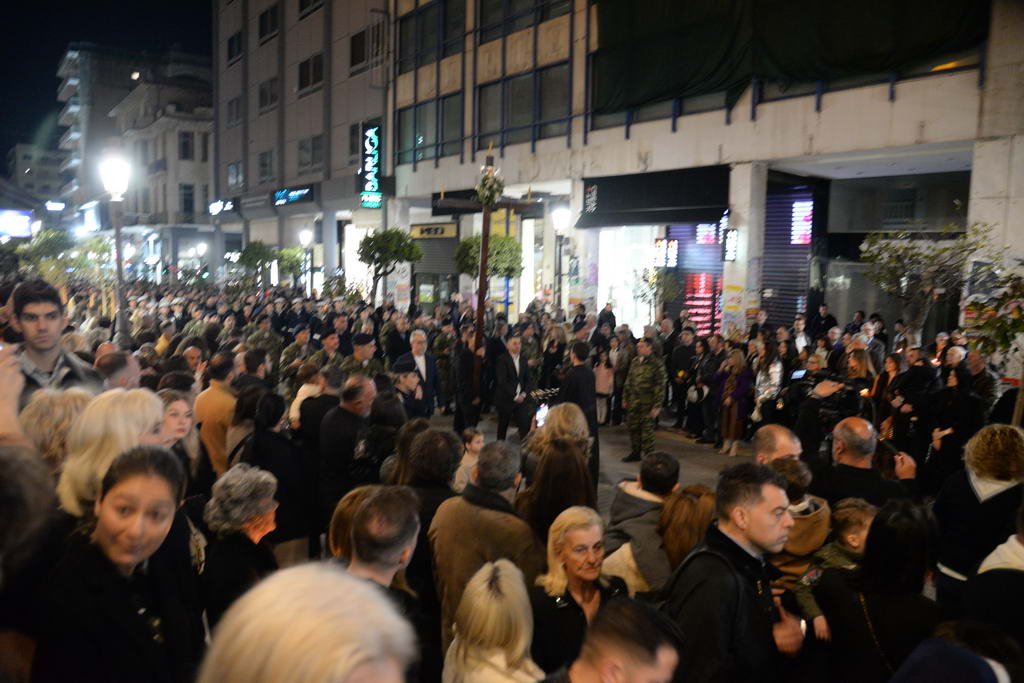 Η επίσημη Περιφορὰ του Επιταφίου από την Ιερά Μητρόπολη Πατρών ΦΩΤΟ