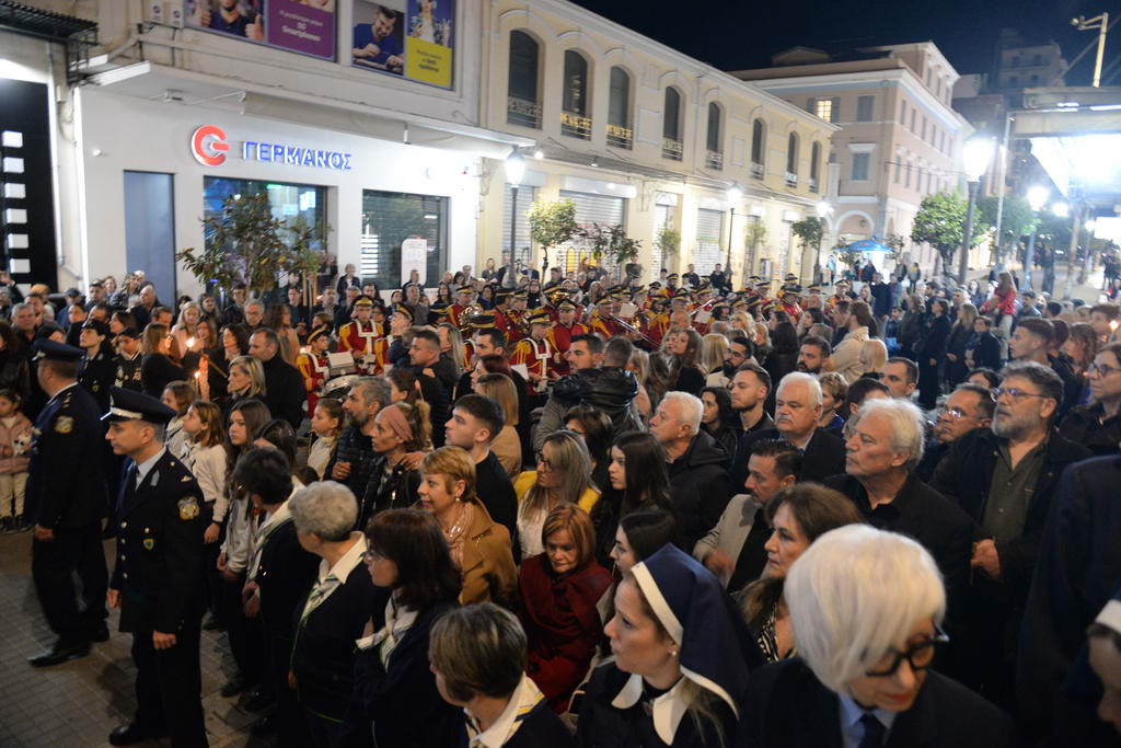 Η επίσημη Περιφορὰ του Επιταφίου από την Ιερά Μητρόπολη Πατρών ΦΩΤΟ