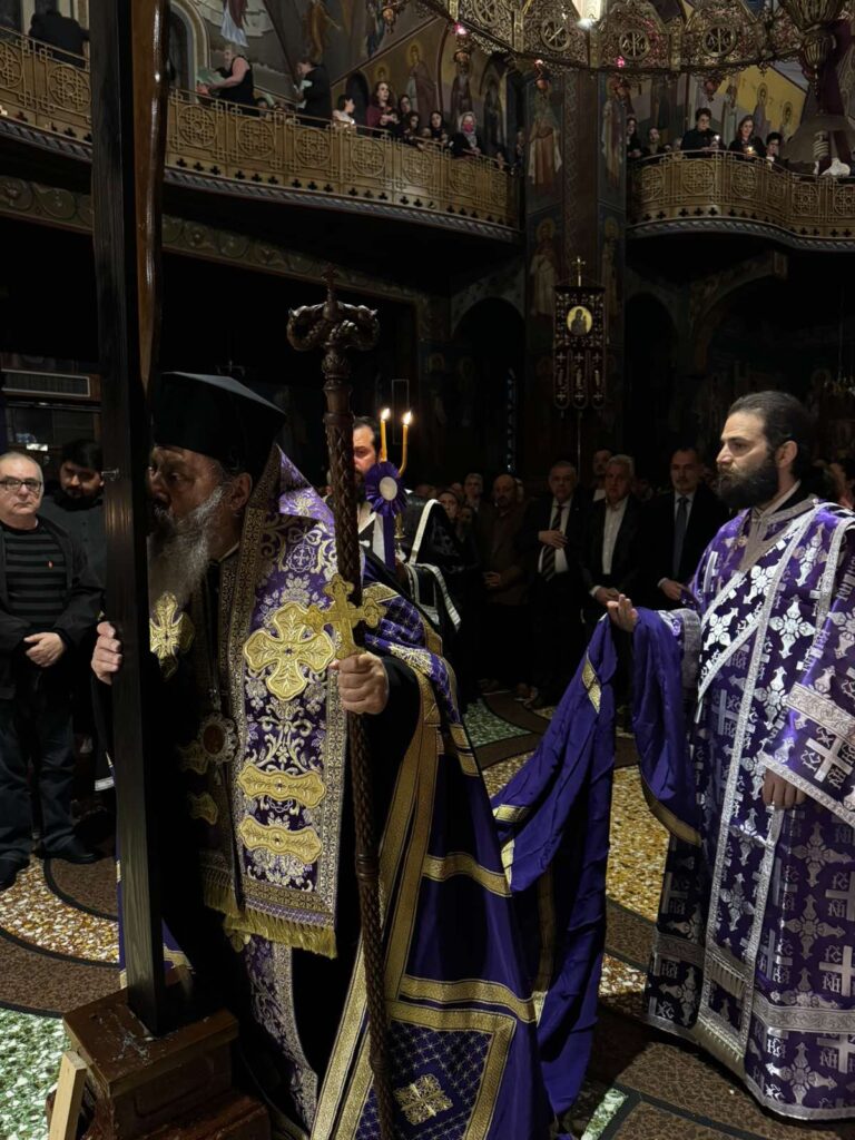 Πλήθη πιστών προσκύνησαν τον Εσταυρωμένο στην Πάτρα ΦΩΤΟ