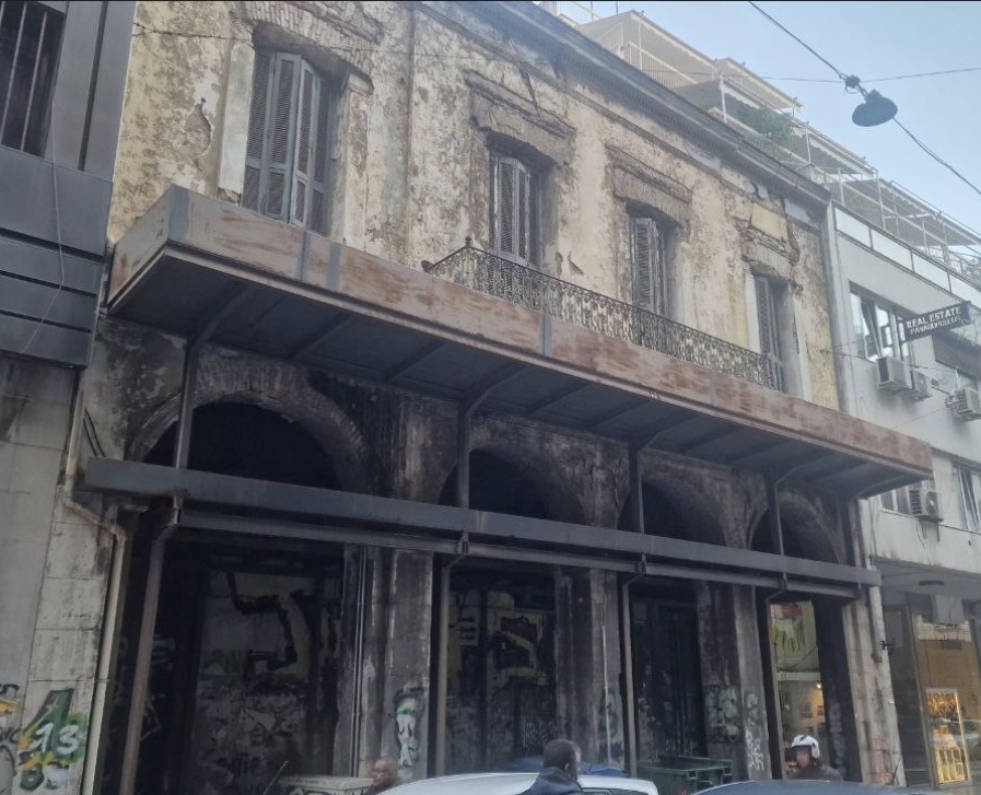 Πάτρα: Για 27 χρόνια νεοκλασικό κτίριο «φάντασμα» απειλεί πεζούς και οδηγούς ΦΩΤΟ