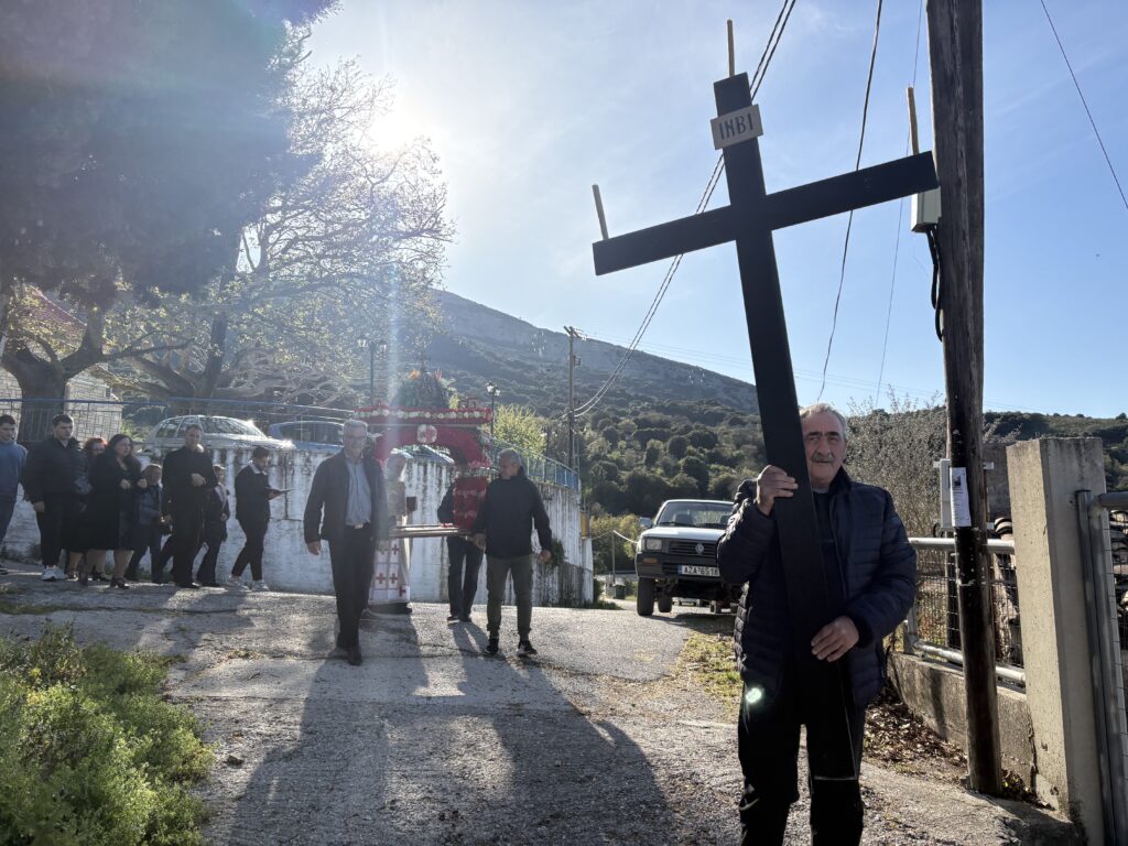 Η Ακολουθία του Επιταφίου στον Ναό των Ταξιαρχών της Πιτίτσας ΦΩΤΟ