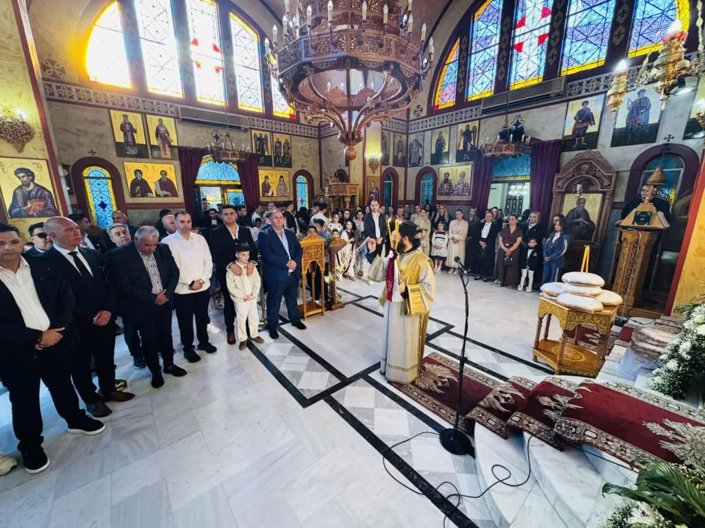 Κάτω Αχαΐα: Ο Δεσπότης μαγείρεψε για τους Τσιγγάνους ΦΩΤΟ