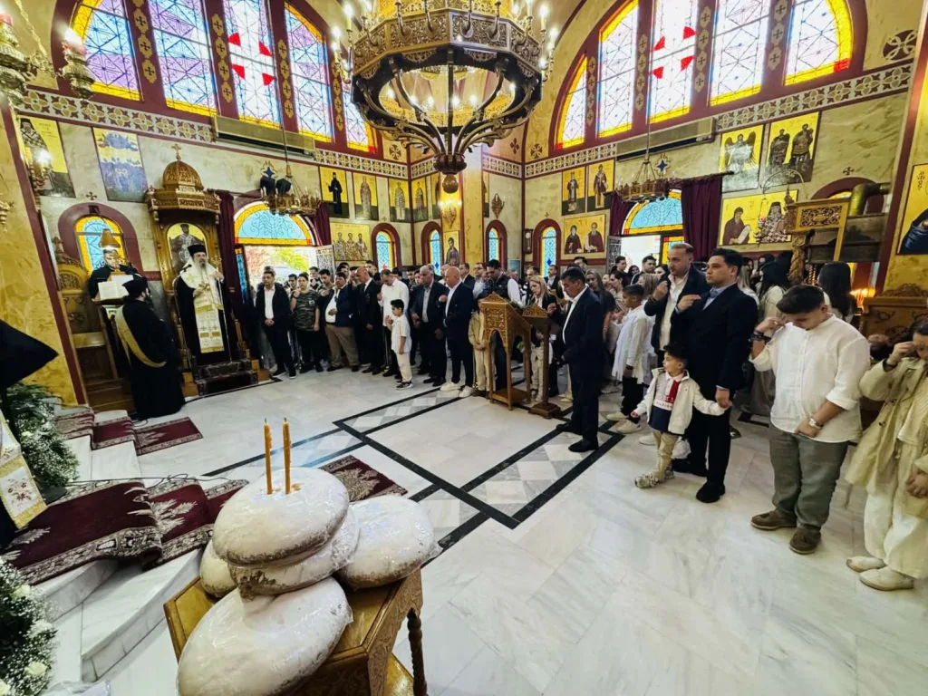 Κάτω Αχαΐα: Ο Δεσπότης μαγείρεψε για τους Τσιγγάνους ΦΩΤΟ