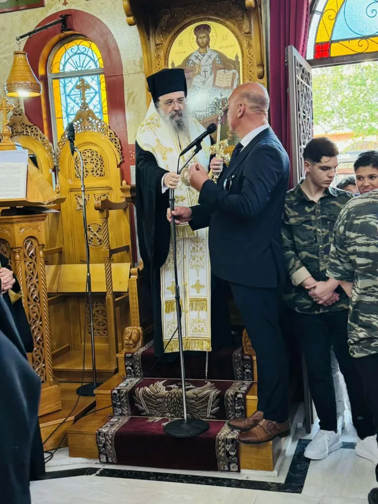 Κάτω Αχαΐα: Ο Δεσπότης μαγείρεψε για τους Τσιγγάνους ΦΩΤΟ