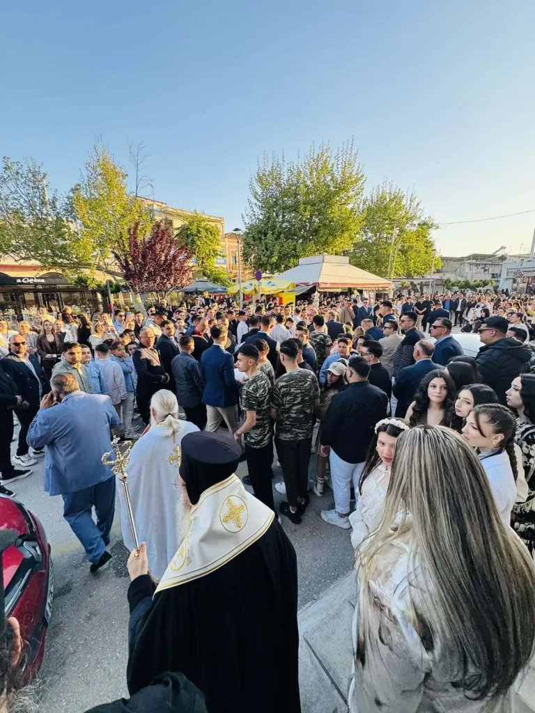 Κάτω Αχαΐα: Ο Δεσπότης μαγείρεψε για τους Τσιγγάνους ΦΩΤΟ