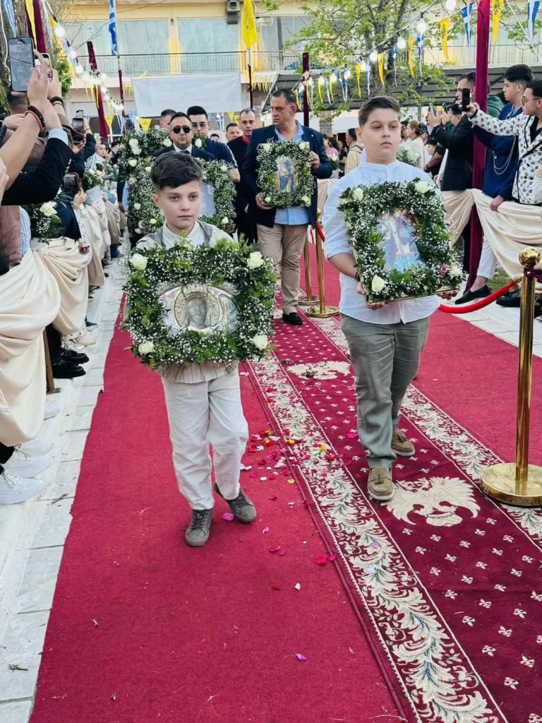 Κάτω Αχαΐα: Ο Δεσπότης μαγείρεψε για τους Τσιγγάνους ΦΩΤΟ