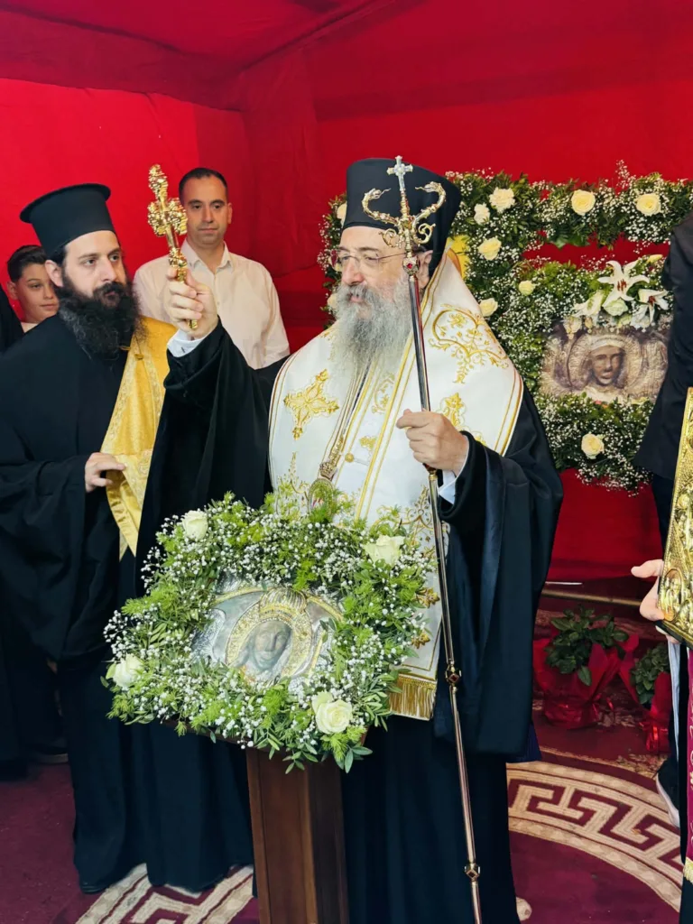 Κάτω Αχαΐα: Ο Δεσπότης μαγείρεψε για τους Τσιγγάνους ΦΩΤΟ