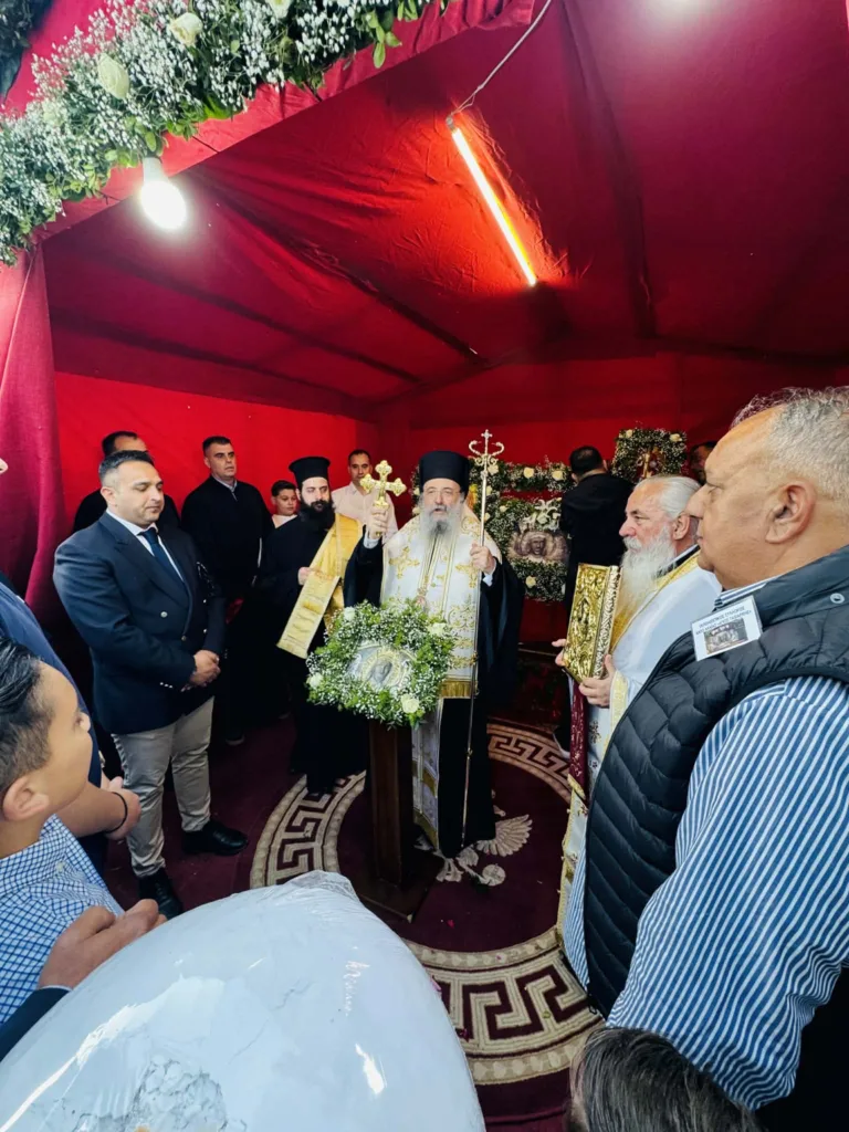 Κάτω Αχαΐα: Ο Δεσπότης μαγείρεψε για τους Τσιγγάνους ΦΩΤΟ