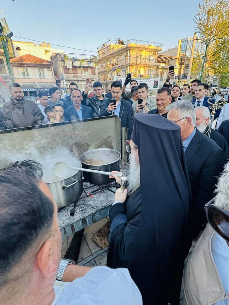 Κάτω Αχαΐα: Ο Δεσπότης μαγείρεψε για τους Τσιγγάνους ΦΩΤΟ