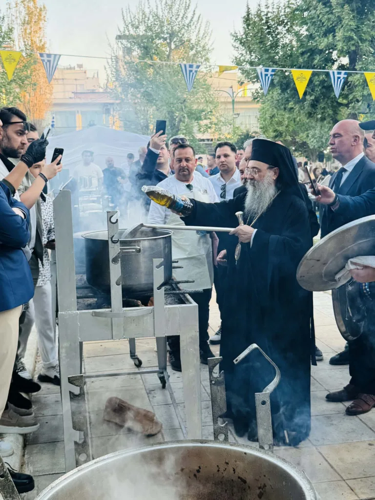 Κάτω Αχαΐα: Ο Δεσπότης μαγείρεψε για τους Τσιγγάνους ΦΩΤΟ