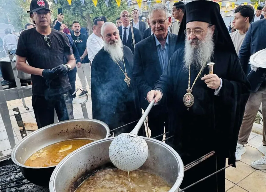Κάτω Αχαΐα: Ο Δεσπότης μαγείρεψε για τους Τσιγγάνους ΦΩΤΟ