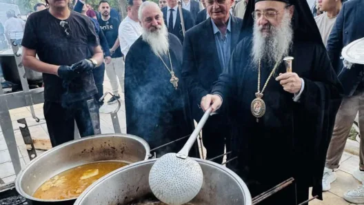 Κάτω Αχαΐα: Ο Δεσπότης μαγείρεψε για τους Τσιγγάνους ΦΩΤΟ