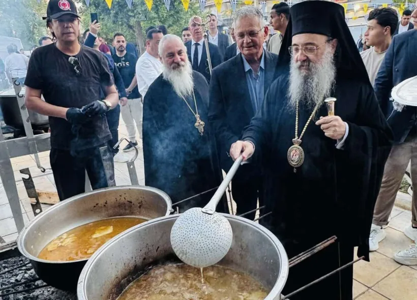 Κάτω Αχαΐα: Ο Δεσπότης μαγείρεψε για τους Τσιγγάνους ΦΩΤΟ