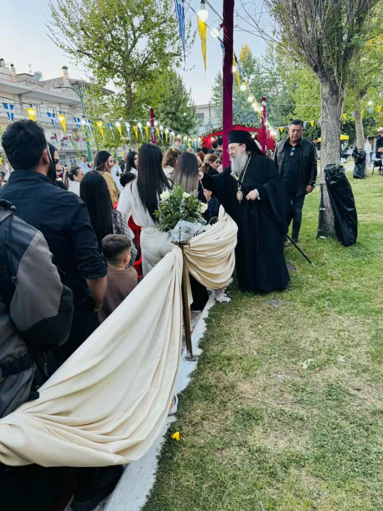 Κάτω Αχαΐα: Ο Δεσπότης μαγείρεψε για τους Τσιγγάνους ΦΩΤΟ