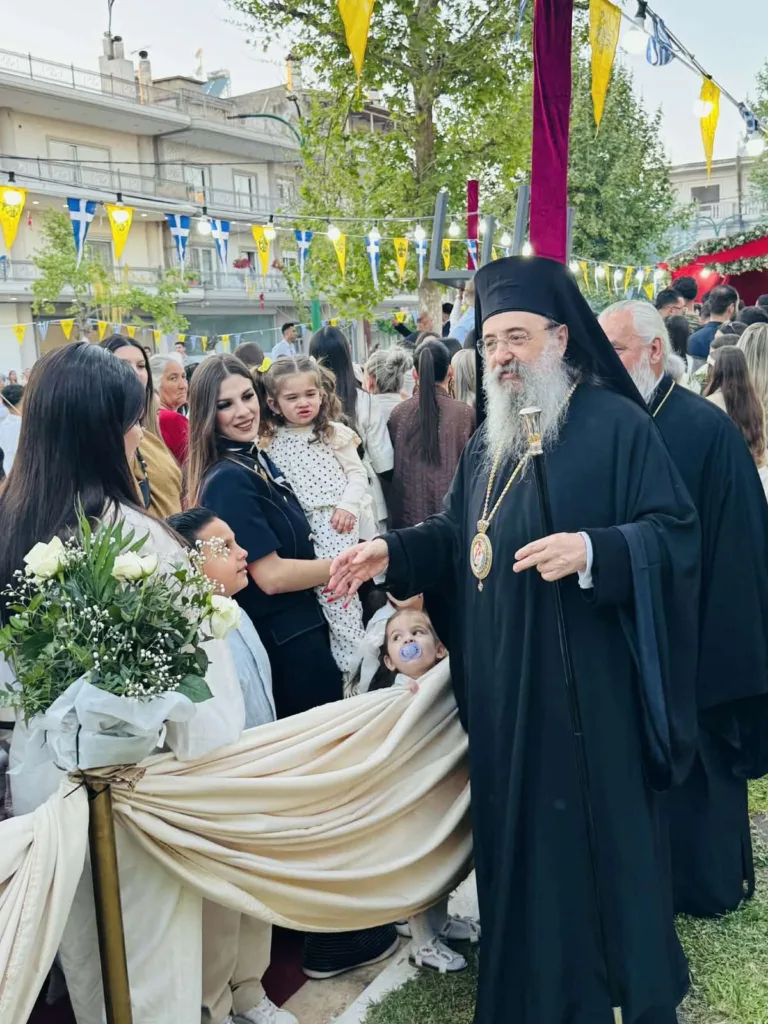 Κάτω Αχαΐα: Ο Δεσπότης μαγείρεψε για τους Τσιγγάνους ΦΩΤΟ